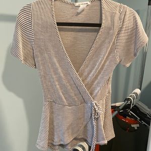 Sweater knit shirt sleeve top with side tie